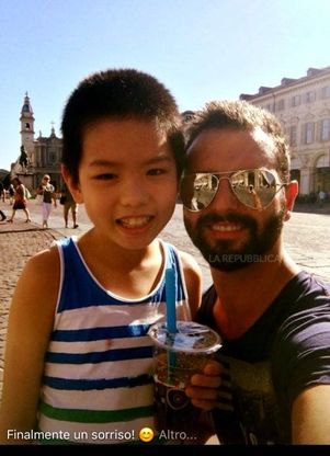 Federico e Kelvin: sorrisi e selfie in piazza San Carlo dopo la grande paura
