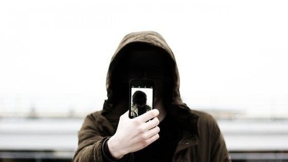 I selfie sono sempre più un'ossessione: se ne fanno 93 milioni al giorno