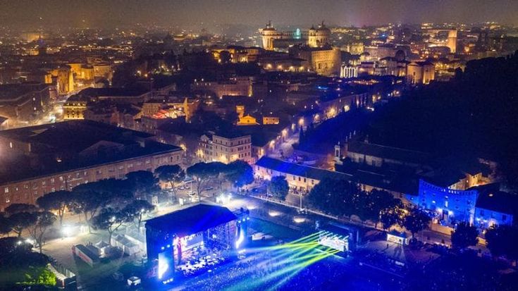 Amoroso, Tananai e Fibra sul palco: è qui la festa