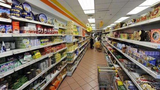 Italiani preoccupati per la situazione economica dell'Italia e per il futuro: giù la fiducia di imprese e consumatori