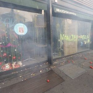 Alternanza scuola-lavoro, il corteo degli studenti di Milano: colpite le aziende che 'sfruttano'