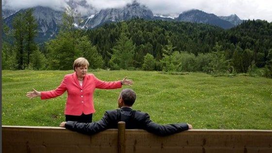 Il fotografo di Obama marca ogni atto di Trump: "Lui lo ho fatto meglio, ecco le foto"
