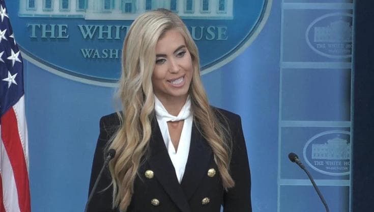 Gaffe della nuova portavoce della Casa Bianca alla conferenza stampa: confonde Trump con il marito