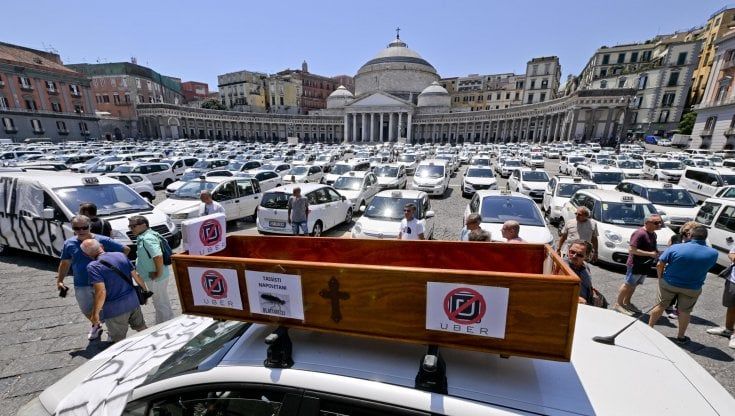 Taxi, prosegue la protesta in tutta Italia. Nuovo stop in arrivo dopo la pubblicazione degli Uber files
