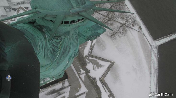 New York al gelo, la neve vista dalla Statua della Libert&agrave;