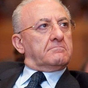 Campania, De Luca: "Nel parco della città di Salvini spacciatori col machete"