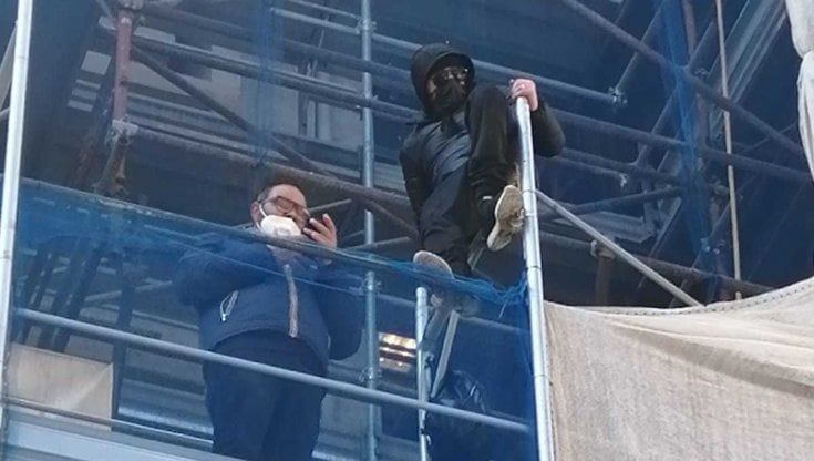 Napoli, lavoratori Ctp in piazza: salgono sui ponteggi