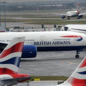 Passeggera ubriaca tenta di aprire portellone su volo Londra-Boston, arrestata 