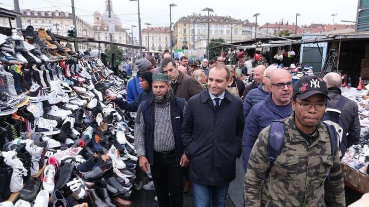 Il sindaco Lo Russo in ascolto tra i banchi di Porta Palazzo: “Servono vigili e pulizia”
