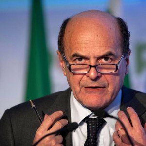 Pierluigi Bersani: "Stretta sull'utero in affitto senza cambiare la legge, così teniamo unito il Pd"