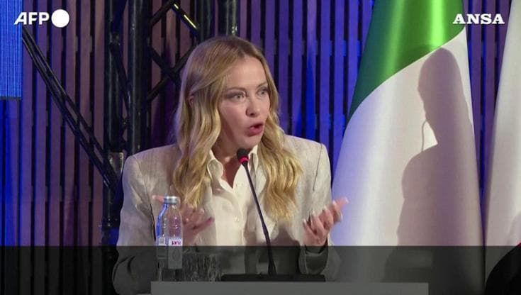 Caro carburanti, Meloni: "Valutiamo accise mobili, ci sono circa 160 milioni spendibili"