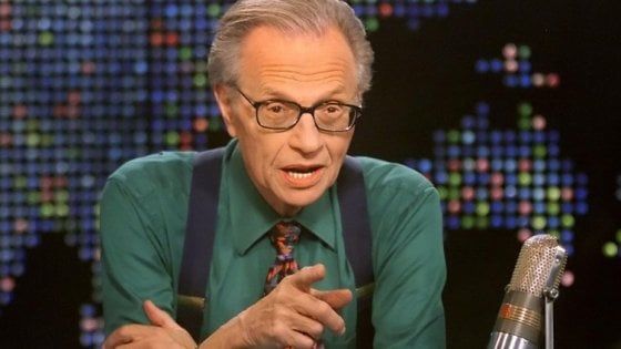 Gli muoiono due figli in tre settimane: il dolore del giornalista tv Larry King. "Ho il cuore spezzato"