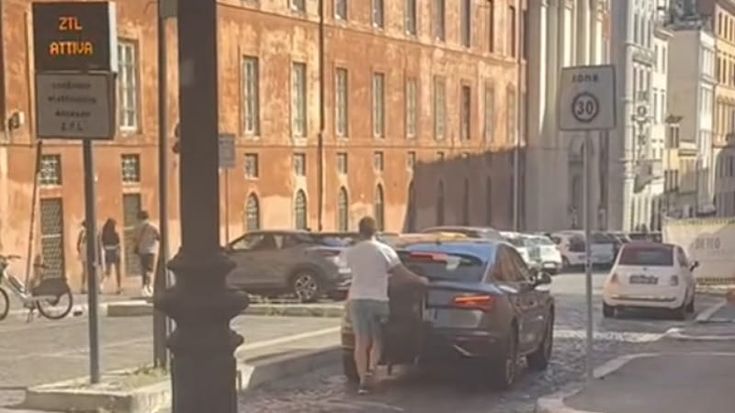 Il passeggino davanti alla targa: il trucco del neopapà per aggirare la Ztl nel rione Monti