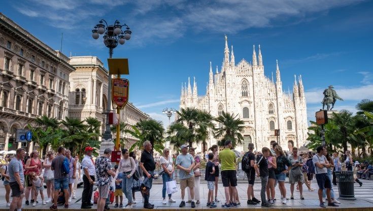 Turisti a Milano, tutto il mondo in piazza Duomo: "Dall'architettura allo shopping amiamo questa città"