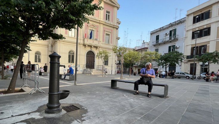 Bari, torna la fontanina in piazza Carabellese a Madonnella: "La vecchia 'capa di ferro' patrimonio della città"