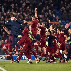 La Roma vince da grande, ma per lo scudetto dipende sempre dalla Juve