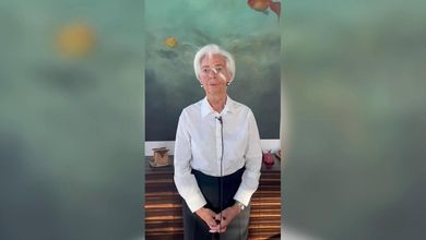 Lagarde annuncia le dimissioni dalla Bce con due cerotti sul viso: "Seguite i consigli dei medici"
