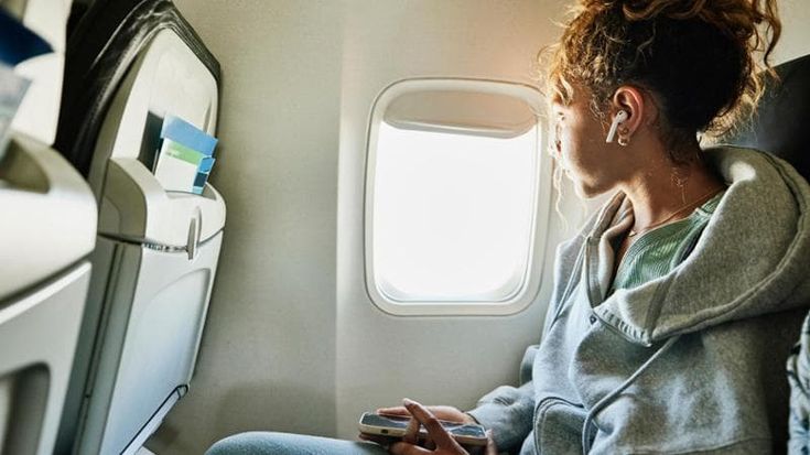 Le abitudini meno tollerate in aereo: dalla fila bloccata allo schienale abbassato senza preavviso