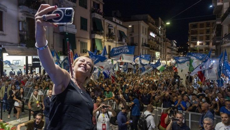 Meloni lancia l'Opa sull’Italia populista: "Solo lei ci salva dai poteri forti"