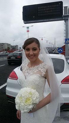 Bari, la foto ricordo della sposa sul nuovo ponte