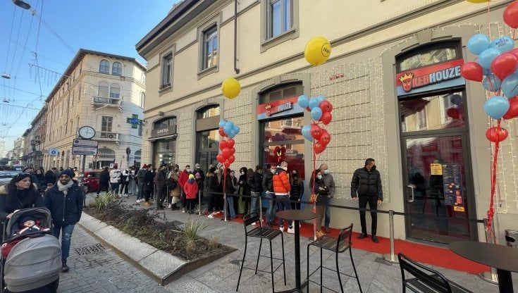 Via Sarpi, milanesi in coda per l'apertura del kebab all’italiana di Gianluca Vacchi, il re dei social 