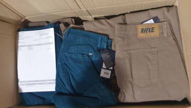 Rifle, all'asta online i jeans dalla prima all'ultima collezione della storia dell'azienda e gli abiti degli outlet 