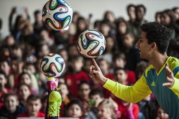 La Coppa del mondo arriva a Corviale. Tour in periferia tra i bambini 