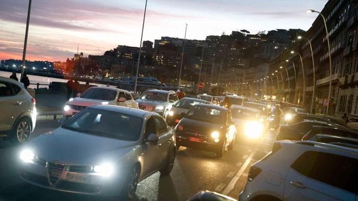 Napoli, strade e musei invasi dai turisti, le gare d’auto bloccano il centro