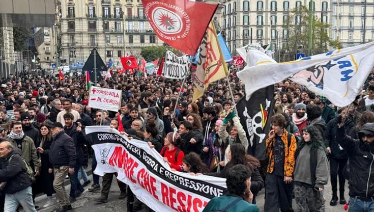 Napoli, in duemila al corteo dei centri sociali cantano “Bella ciao”: “No agli sgomberi”