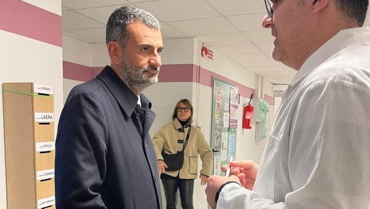 Decaro parte dalla sanità e visita una Casa di comunità: “Abituato a guardare i problemi da vicino”