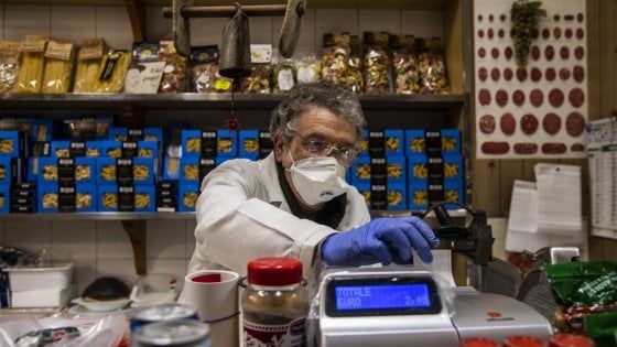 Coronavirus a Roma, cibi e saponi ma non solo. Guida alla spesa nella città vuota