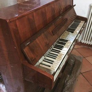 Storie dopo l'alluvione, lo struggente addio al vecchio amico pianoforte