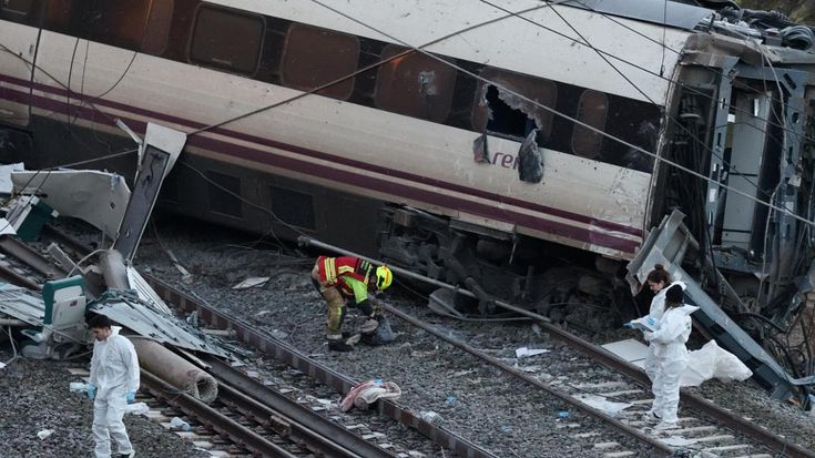 Ad Adamuz tra chi cerca i dispersi dello scontro tra treni: “I morti potrebbero essere il doppio”