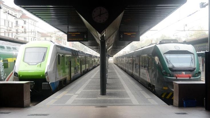 Trenord, sul tavolo il piano dei tagli: ecco le 250 corse dei treni pendolari che sono a rischio