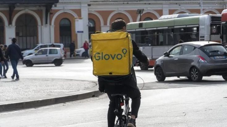 Bari, la corsa dei rider Glovo per 2,50 euro l’ora: “Le nostre vite sul filo dei centesimi”