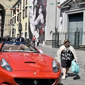 Sedici Ferrari in Piazza del Mercato per insegnare l'educazione stradale