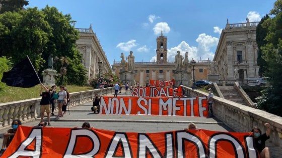 Roma, le reti sociali in Campidoglio: "La Roma solidale non si mette a bando"
