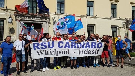 Sciopero dei lavoratori Whirlpool, presidio davanti alla prefettura di Caserta