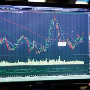Lo spread Btp-Bund sale a 185 punti. Milano in rosso, ma pesano le cedole