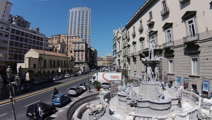 Napoli, via Medina, aprile 2014: la fontana del Nettuno “trasloca” a piazza municipio