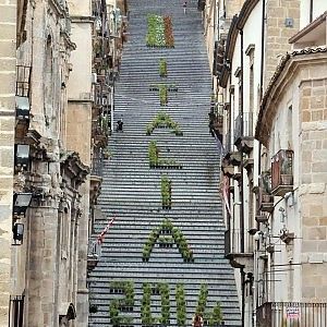 Infiorata per gli azzurri sulla scalinata di Caltagirone