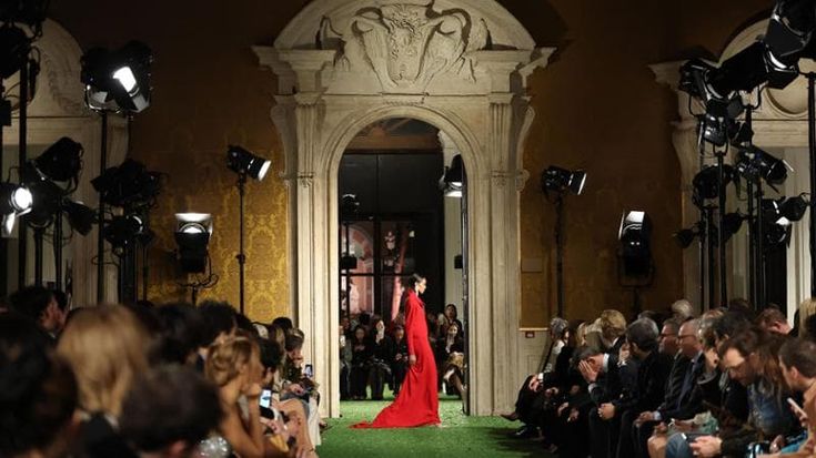 Palazzo Barberini e maxischermi: Valentino sfila in streaming