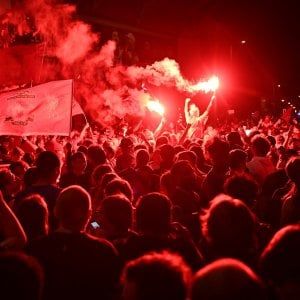 A Liverpool la notte è rossa. Tifosi in strada per il titolo 