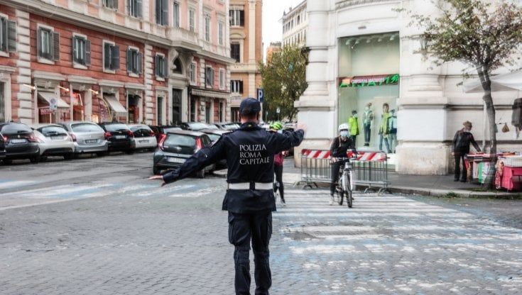 Vigili urbani a Roma, le mani sulla città. Dai set dei film ai controlli Covid