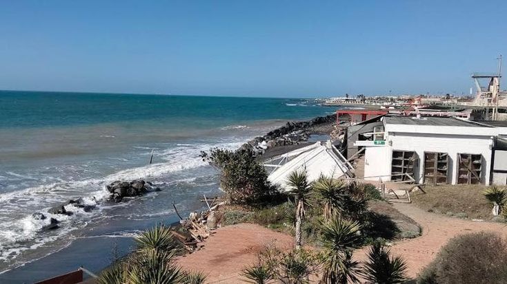 Ostia, la scogliera salva la Rotonda. Ma resta il problema dei rifiuti: “In mare isole di detriti”