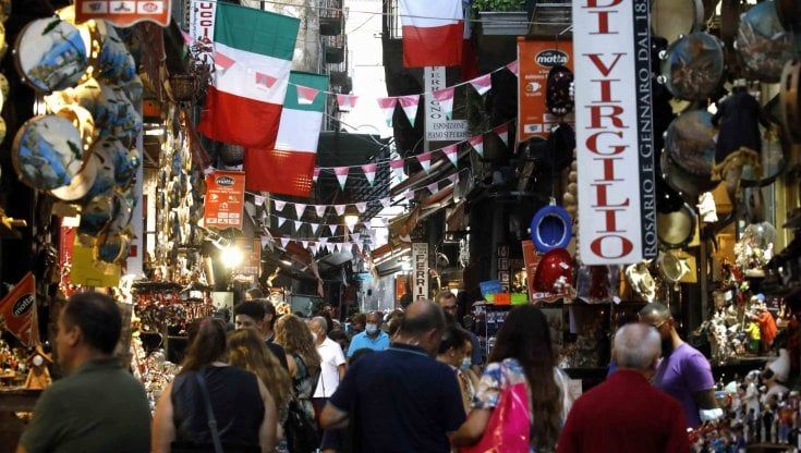 Notte bianca a San Gregorio Armeno: turisti, cornetti rossi e musica contro la crisi