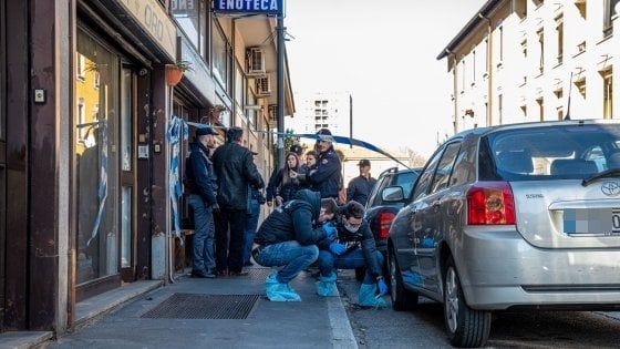 Rapina in gioielleria, tre feriti lievi, è caccia ai banditi