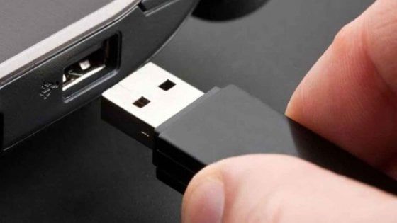 Trapani, chiavetta Usb esplode durante perizie: poliziotto ferito. Inviata a un'avvocata oltre un anno fa