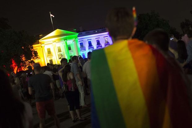 Casa Bianca nella notte con i colori dell'arcobaleno 