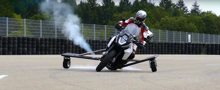Addio cadute su due ruote: un getto di gas risolleva la moto